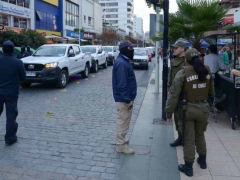 Dos inspectores municipales fueron agredidos por comerciantes ambulantes en Viña del Mar.